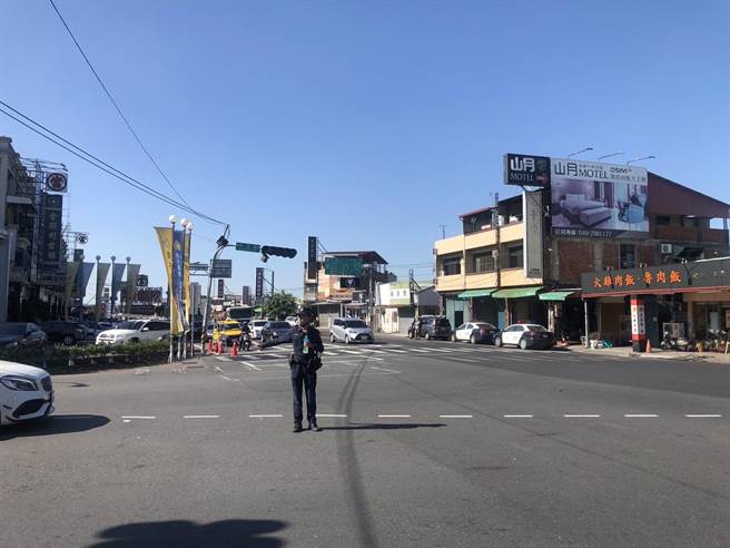 起乌龙事故发生在７日上午10点左右，从混泥土车驾驶的行车纪录器可以看到，驾驶才刚经过路口没多久，路口右侧的号志杆突然巨大抖动，接着电线整条被拉了下来。(警方提供／吴建辉彰化传真)