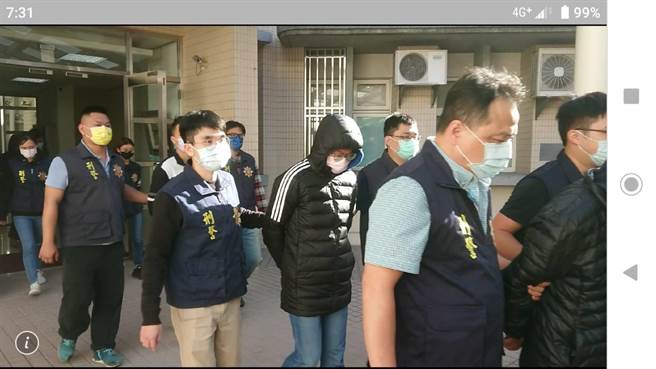 21名青少年6日夜间22时许，分持棍棒在彰化县花坛乡学前路夜市空地打群架，彰化警分局据报后，启动快打机制，派遣线上巡逻警力及侦查队赶赴现场压制，逮捕移送。（彰化警分局提供／吴敏菁彰化传真）