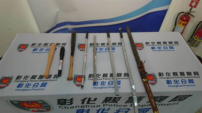 21名青少年6日夜间22时许，分持棍棒在彰化县花坛乡学前路夜市空地打群架，查扣两把武士刀、3条铁棍、3只球棒。（彰化警分局提供／吴敏菁彰化传真）
