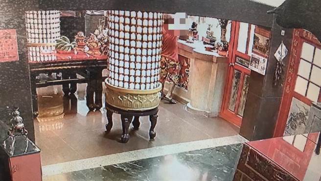 林姓嫌犯到處偷神像，要下手前還會先點香膜拜。（民眾提供／陳淑娥台中傳真）