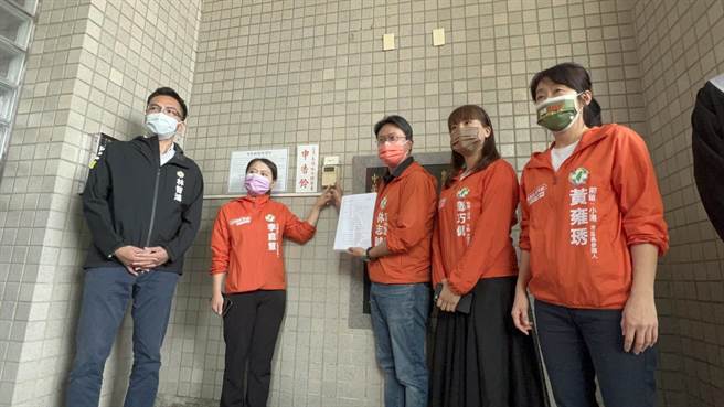 高雄民間鬥士團體發起人徐尚賢近日在街頭高喊「若支持民進黨，四項公投投同意」口號，使出反宣傳戰術，林志誠、黃雍琇、李庭慧及鄧巧佩等人8日在市議員林智鴻及律師的陪同下赴高雄地檢署按鈴申告。（洪浩軒攝）