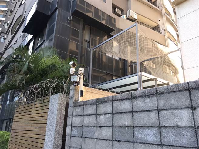 三歲女童從32樓墜落被2樓的這個防護網接住。（民眾提供/馮惠宜台中傳真）