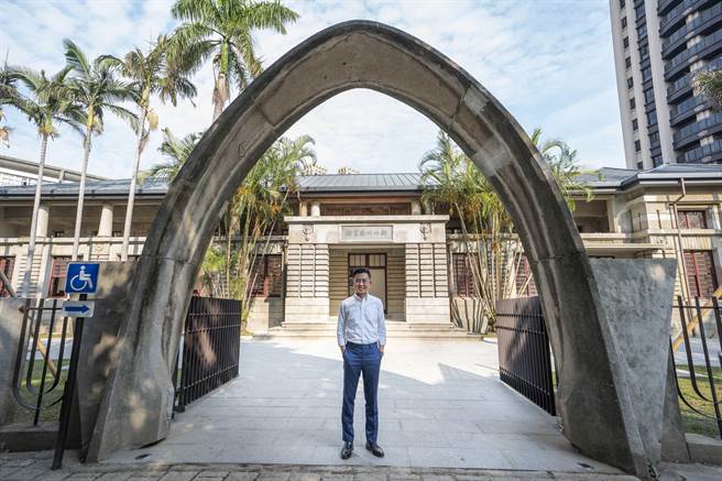 新竹市政府与市长林智坚推出首部市政专书《新竹市跳级生》，11日起至26日将在新竹州图推出「新竹市跳级生─建筑写成诗」主题书展。（新竹市政府提供／陈育贤新竹传真）