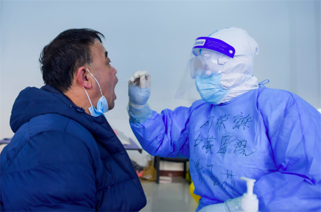 南京报告1例新冠阳性确诊，此前11次核酸检测均为阴性。（新华社）