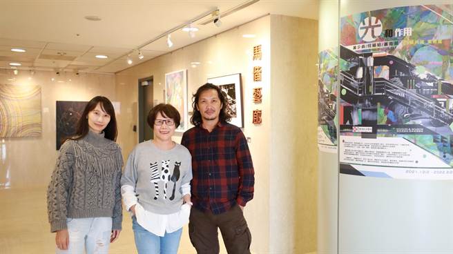 新竹馬偕醫院《光和作用 三頻共振美術展》，由著名黑白攝影師何穎昭（左起）、水墨畫家黃少貞和壁畫家黃南榮老師3人聯合展出。（新竹馬偕醫院提供／邱立雅竹市傳真）