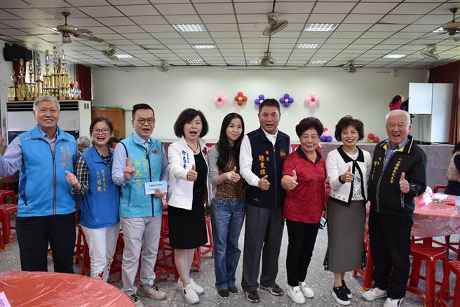 苗栗縣議長鍾東錦、立委徐志榮夫人王慧珍、縣議員孫素娥、余文忠參加公館鄉館南村專統客家菜教習會。（謝明俊攝）