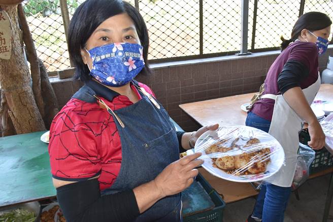 客家宴席上最常見的甜點客家糍粑。（謝明俊攝）