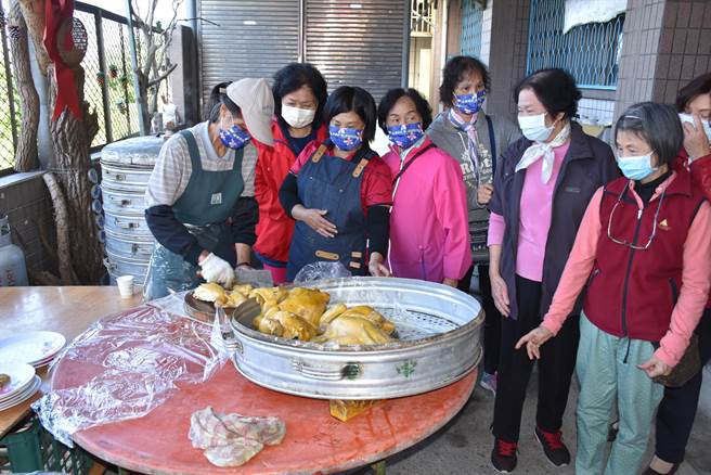 客家料理教習會上示範如何剁出漂亮的雞盤。（謝明俊攝）