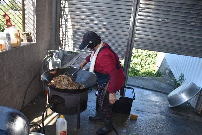 80歲的劉阿婆最擅長客家四炒料理，劉阿婆正在炒木耳豬肺鳳梨。（謝明俊攝）