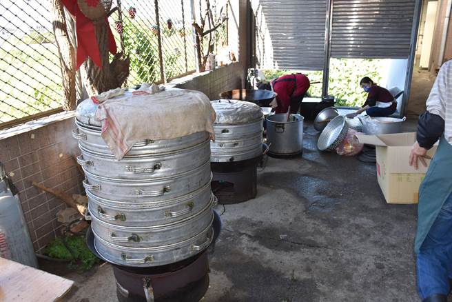 客家傳統料理四炆都要以蒸籠小火慢燉。（謝明俊攝）