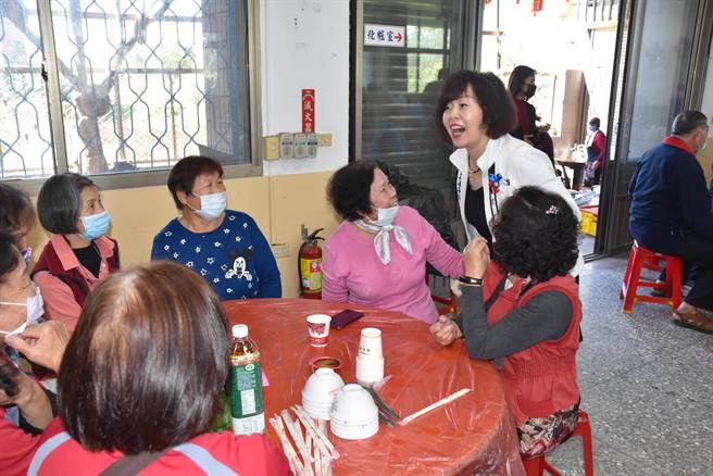 立委徐志榮夫人王慧珍與鄉親歡樂相聚觀摩客家四炆四炒製作。（謝明俊攝）