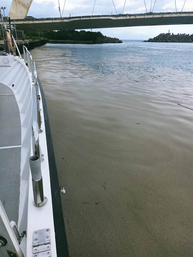 日本小笠原群島火山今年8月噴發，近日於基隆沿岸及漁港發現浮石蹤跡。（基隆市政府提供／陳彩玲基隆傳真）