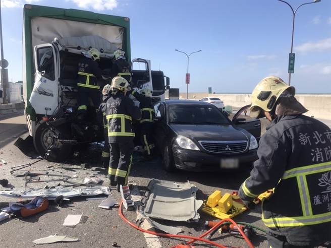 台61线北上路段8日发生连环车祸，警消赶到现场救援受困车内的货柜车驾驶。（民眾提供）