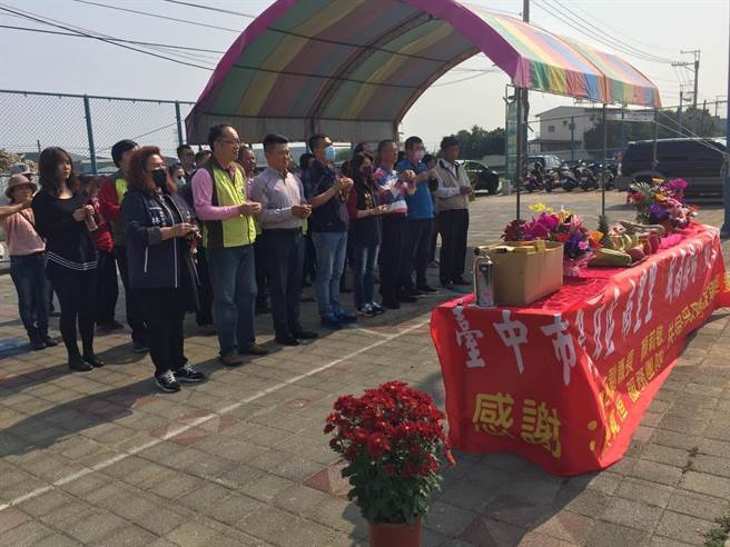 顏宽恒指出，这座风雨球场从无到有，他全程都有参与，所以当地里长也有跟他通知启用典礼活动。（顏宽恒竞选办公室提供／陈淑娥台中传真）