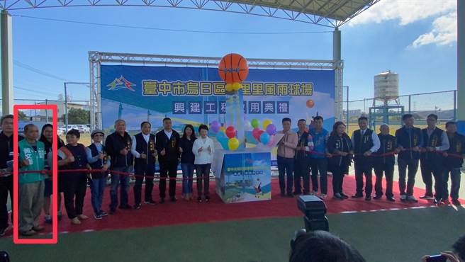 顏宽恒指出，穿着林静仪医师竞选背心的助理也在活动现场，和大家参与启用仪式及拍照。（顏宽恒竞选办公室提供／陈淑娥台中传真）