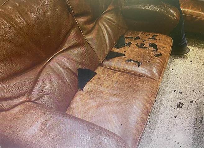 罗姓男子因宋姓男子欠钱未还，前往她母亲住处破窗，又丢大量蟋蟀进她家中。（翻摄照片）