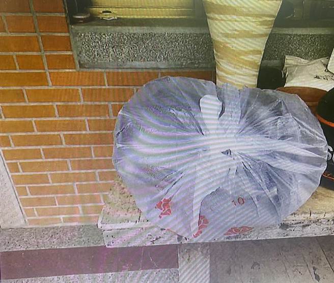 罗姓男子因宋姓男子欠钱未还，前往她母亲住处破窗，又丢大量蟋蟀进她家中。（翻摄照片）