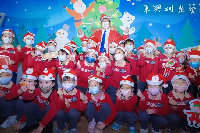 新竹县长杨文科（后排中）化身圣诞老公公，替「童趣圣诞夜．东兴圳光艺节」活动宣传，呼吁大眾可前往东兴圳景观公园，体验五感的视觉飨宴。（庄旻静摄）