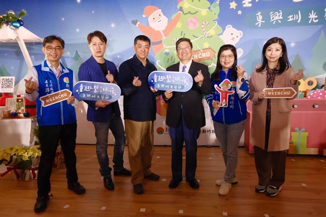 新竹县长杨文科（右三）化身圣诞老公公，替「童趣圣诞夜．东兴圳光艺节」活动宣传，呼吁大眾可前往东兴圳景观公园，体验五感的视觉飨宴。（庄旻静摄）