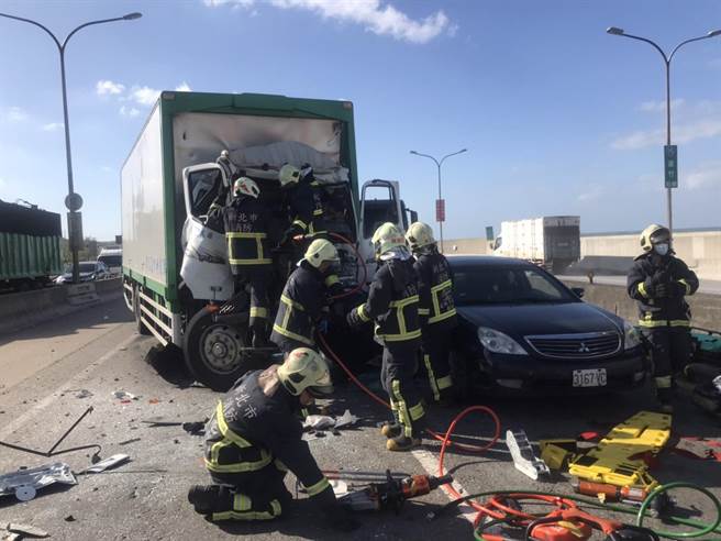台61線5車連環車禍　大貨車駕駛受困車內命危（翻攝照片／戴上容新北傳真）