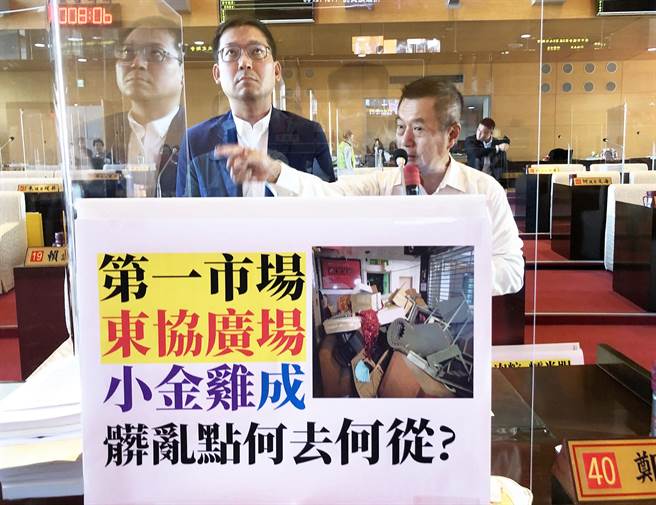 市議員鄭功進（右）8日質詢說，東協廣場原本小金雞變成髒亂點，未來將何去何從？（陳世宗攝）