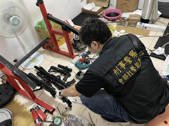 警方共计破获改造枪枝处所1处，查扣改造手枪、非法PCP空气枪14枝、电钻、固定台、钻尾及钳子等改造工具1批等证物。（民眾提供／卢金足台中传真）