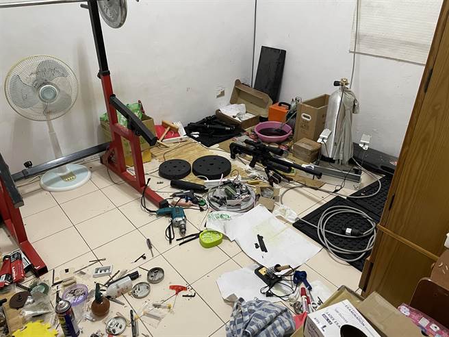 发现不法枪械转手交易，层层溯源贩枪上下手，查获赖姓犯嫌等5人到案，全案依《违反枪炮弹药刀械管制条例》移送法办。（民眾提供／卢金足台中传真）