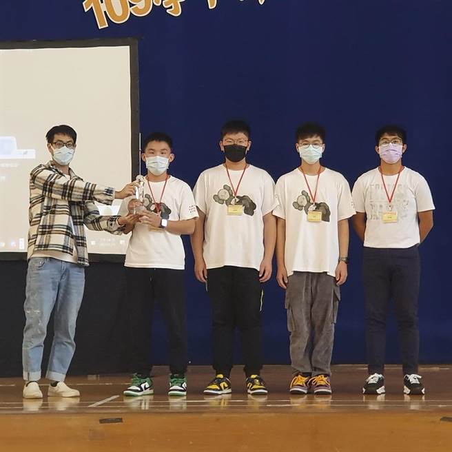 苗栗縣機器人代表隊日前奪下世界盃台灣公開賽冠軍。（讀者提供／謝明俊苗栗傳真）