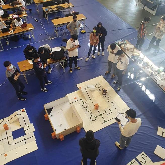 苗栗縣機器人代表隊日前到高雄奪下世界盃台灣公開賽冠軍。（讀者提供／謝明俊苗栗傳真）