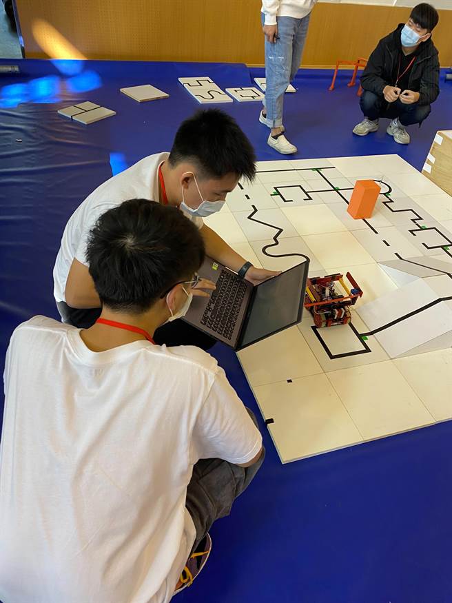 苗栗縣機器人代表隊日前奪下世界盃台灣公開賽冠軍。（讀者提供／謝明俊苗栗傳真）