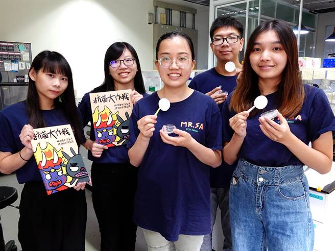 中正大学学生为了解决超级细菌无药可医的窘境，研发了双效合一的抗菌敷料，能有效杀死超级细菌，并在美国国际基因工程生物机械竞赛（iGEM）比赛中拿下金牌。（中正大学提供／张亦惠嘉县传真）
