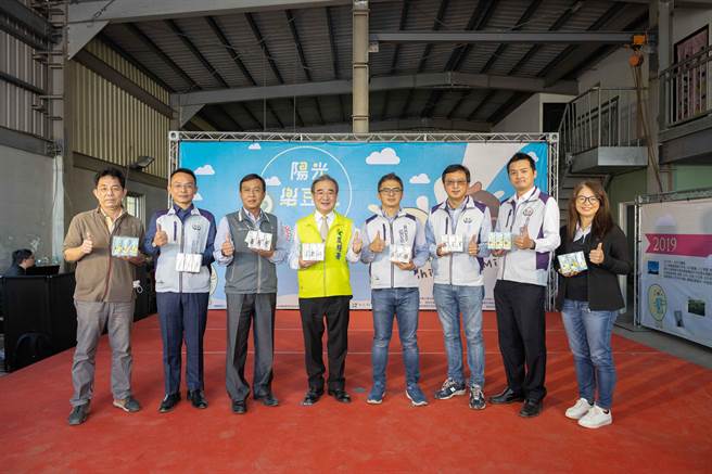 行政院农委会农粮署中区分署推动国产豆奶进校园，至今已有200万瓶订购，成效颇佳。(林欣仪摄)