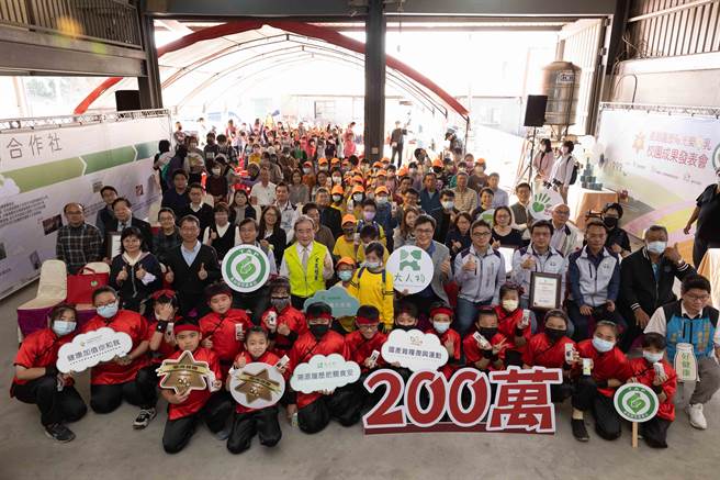 行政院农委会农粮署中区分署推动国产豆奶进校园，至今已有200万瓶订购，成效颇佳。(林欣仪摄)