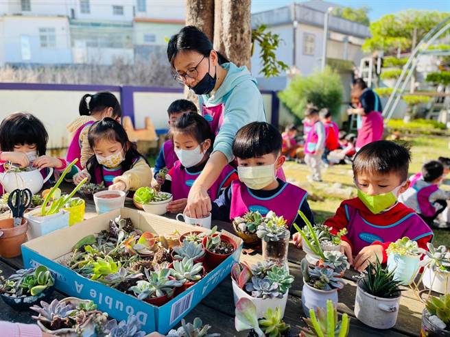 苗栗县三义乡名人幼儿园小朋友手作盆栽将用来义卖捐助华山基金会孤老爱心年菜。（华山基金会提供／谢明俊苗栗传真）