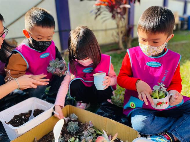 苗栗县三义乡名人幼儿园小朋友手作盆栽将用来义卖捐助华山基金会孤老爱心年菜。（华山基金会提供／谢明俊苗栗传真）