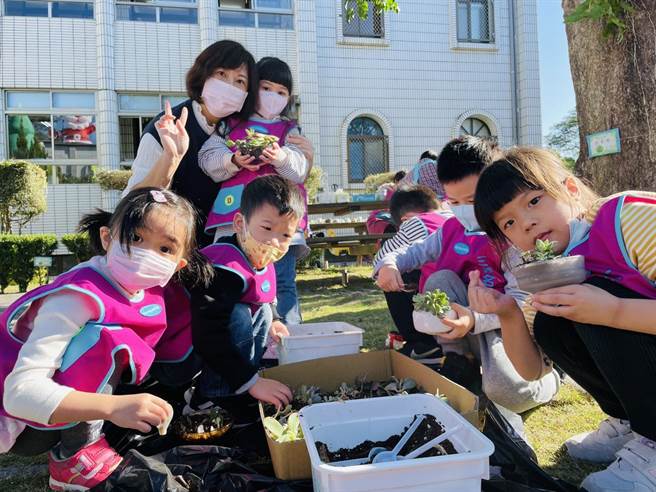 苗栗县三义乡名人幼儿园小朋友手作盆栽将用来义卖捐助华山基金会孤老爱心年菜。（华山基金会提供／谢明俊苗栗传真）