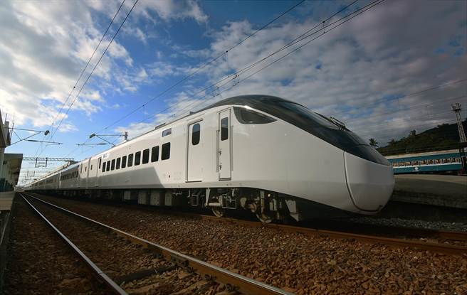 台鐵新購EMU3000型城際列車，8日試營運，從台東站開到池上火車站。（莊哲權攝）