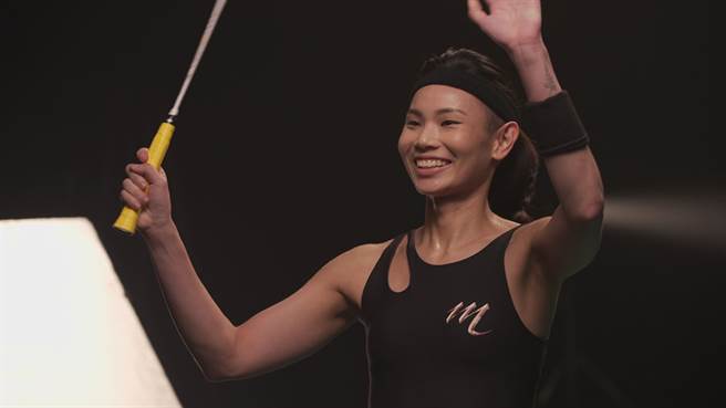 《天堂M》广告拍摄现场还原比赛情境，戴资颖奋力迎击。（游戏橘子提供）