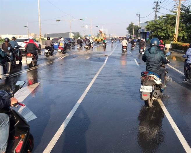 北高雄2021年自来水管线破裂频繁，图为今年11月中，冈山区冈山路的水管破裂，机车骑士绕道而行，险象环生。（本报资料照片）