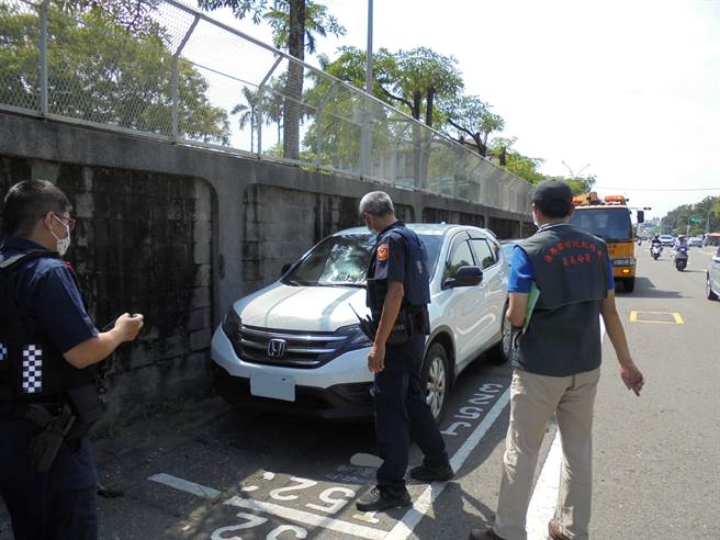 行政執行署嘉義分署派員強制執行查封李男停放在路邊的車輛。（行政執行署嘉義分署提供）