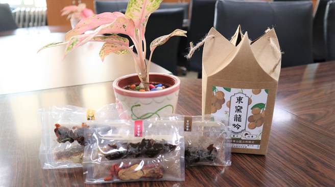 「东窑龙吟」冬季饮品分成「富桂圆满」、「姜暖桂香」和「甜枣蜜圆」3种口味，目前已在卡多良食故事馆贩售。（张毓翎摄）