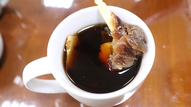 每包还附一只竹叉，方便消费者饮用。（张毓翎摄）