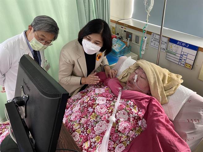 云林县渐冻人许竣超（右）不让生命留白，靠1根手指写下逾8万字励志书。（妈祖医院提供／张朝欣云林传真）