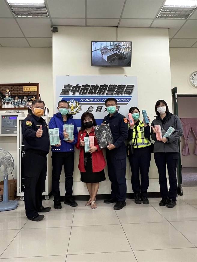 台中市警局乌日分局三和派出所警友站赠送软壳衣、保温瓶，盼员警能暖暖执勤。(警方提供／林欣仪台中传真)