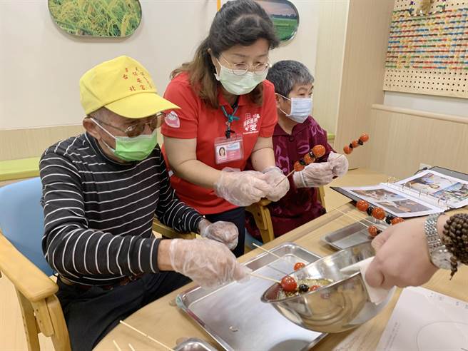老大人乐活基地用怀旧治疗等多元活动，稳定长辈情绪。（吕妍庭摄）
