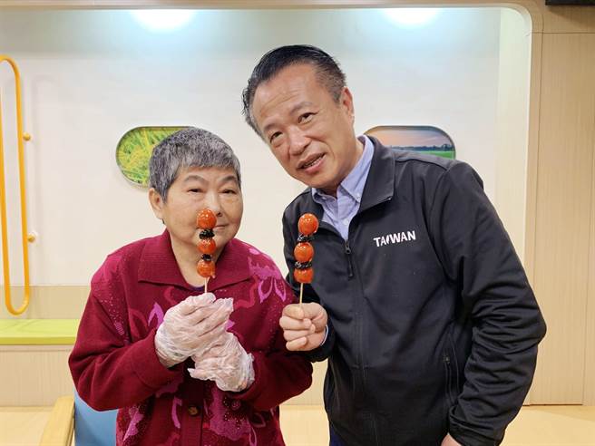 日照中心阿嬷「阿蓉」是嘉义县长翁章梁的铁粉，今还秀出县长剪报成册，开心和翁章梁合照。（吕妍庭摄）