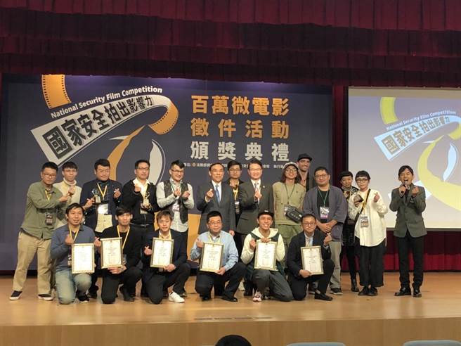 法务部长蔡清祥与获奖微电影作者合影（调查局提供）