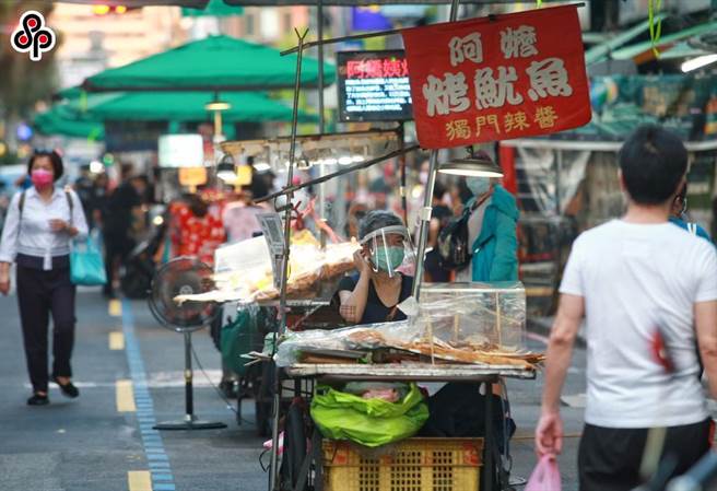 其中原本是疫情重灾区的住宿及餐饮业实施人数大幅减少，只剩下215家、3121人实施无薪假。（报系资料照）