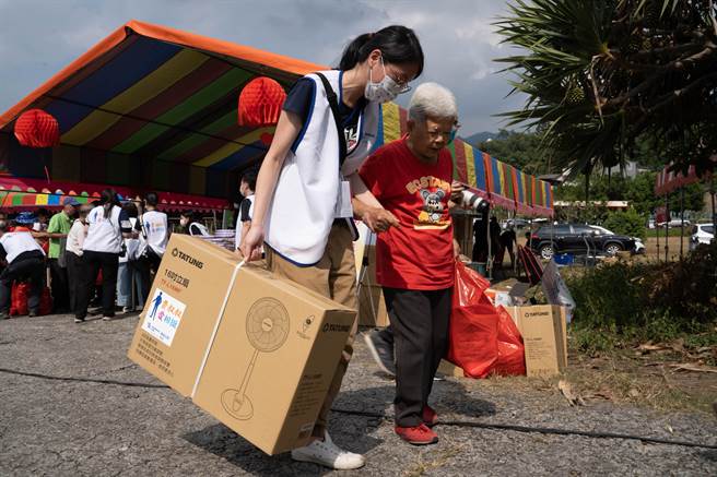 除了感恩餐会外，台湾费森尤斯卡比还赠送每位独居长者一台电风扇及日常生活用品。（照片／台湾费森 尤斯卡比公司提供）