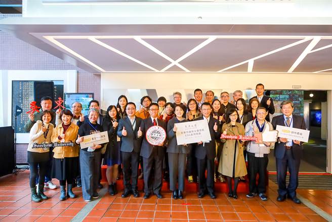 貴賓大合影，士林區區長洪進達(第一排右邊第七位)、台北副市長黃珊珊(第一排右邊第五位)、東吳大學校長潘維大(第一排右邊第四位)、故宮博物院副院長余佩瑾(第一排右邊第三位)